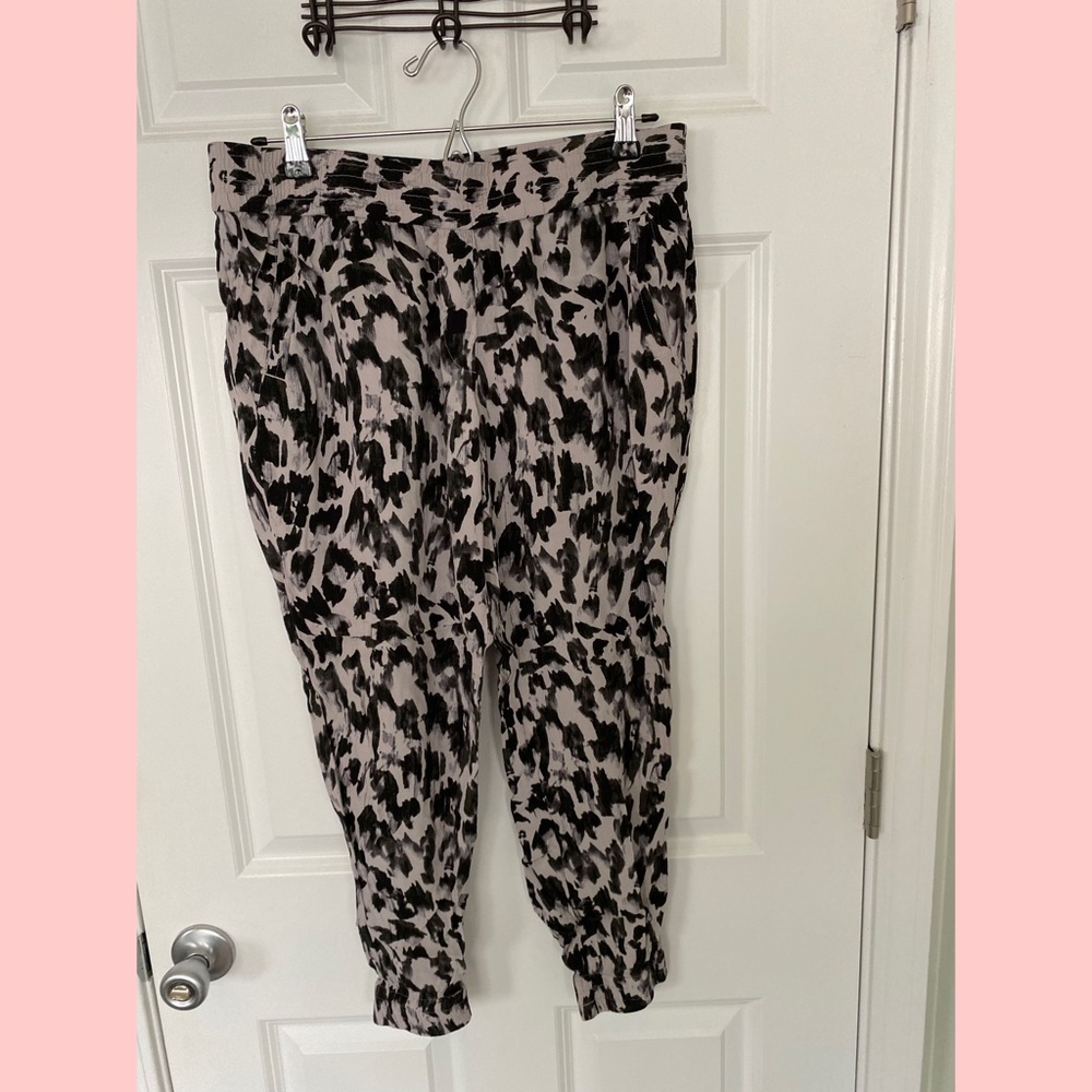 LOFT joggers black + grey abstract pattern